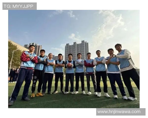 长发女孩在绿茵场上踢足球展现风采与自信的青春故事