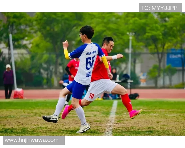 32足球彩绘展现足球魅力与艺术结合的精彩瞬间