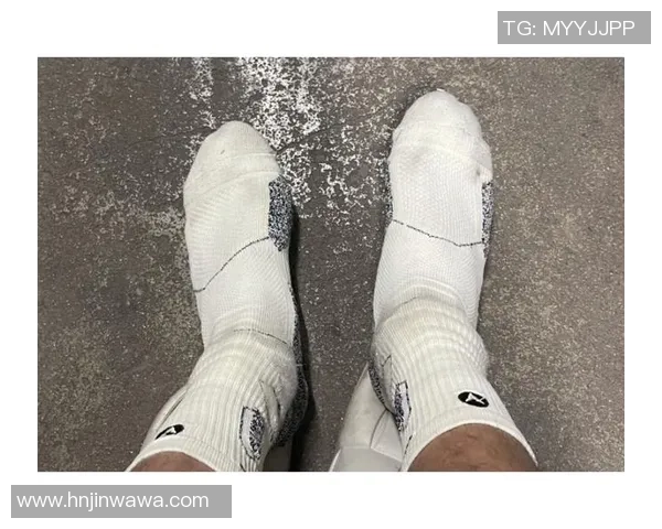 提升球场表现足球外穿袜的选择与搭配技巧解析 提升球场表现足球外穿袜的选择与搭配技巧解析